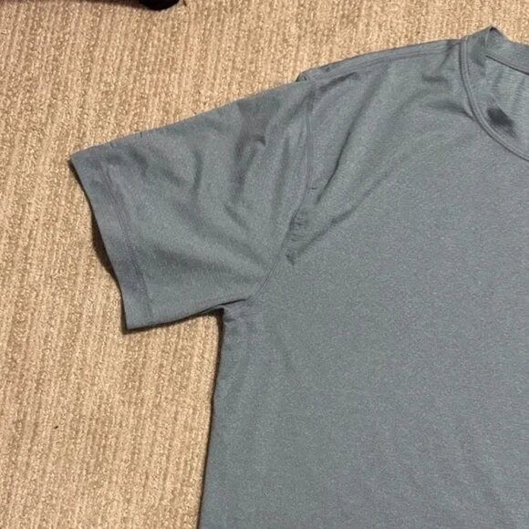 Vuori Men’s Tradewind Performance Tee 2.0 Size L Pacific Heather Pocket Shirt - Picture 8 of 9